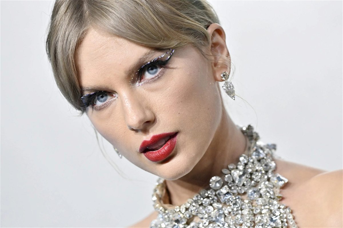 Taylor Swift Vmas 2022 Maquillage, Lèvre, Rouge à lèvres, Sourcil, Cils, Eyeliner, Mâchoire, Cou, Relooking 