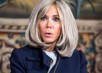 Le look de Brigitte Macron surprend aux côtés d'Elisabeth Borne