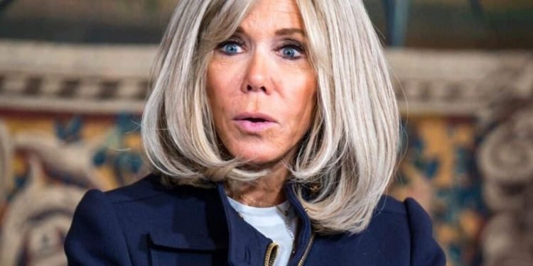 Le look de Brigitte Macron surprend aux côtés d'Elisabeth Borne