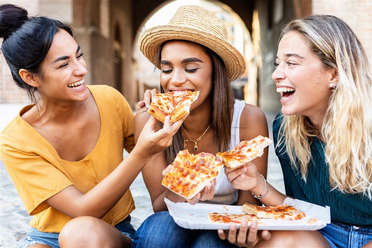 Manger de la pizza dans la rue, sourire, nourriture, main, vaisselle, orange, heureux, jaune 