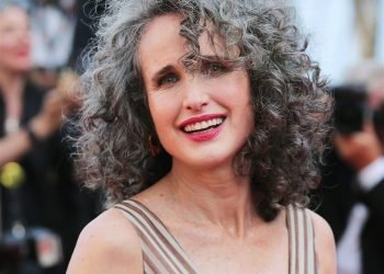 11 célébrités aux cheveux gris qui adoptent pleinement le look