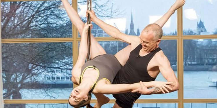 Le duo de pole dance entre ce père et sa fille met vraiment les téléspectateurs mal à l'aise – Thebuzzly