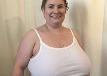 A cause de son bonnet K, cette femme fait tout tomber sur son passage avec ses seins !