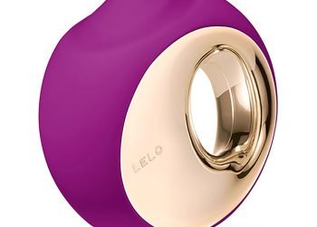 L’image peut contenir : accessoires, bouteille, bijoux et bague