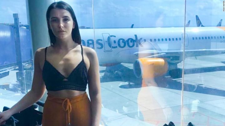 A cause de sa tenue jugée indécente, cette femme a été humiliée dans l'avion par les stewards – Thebuzzly'avion par les stewards