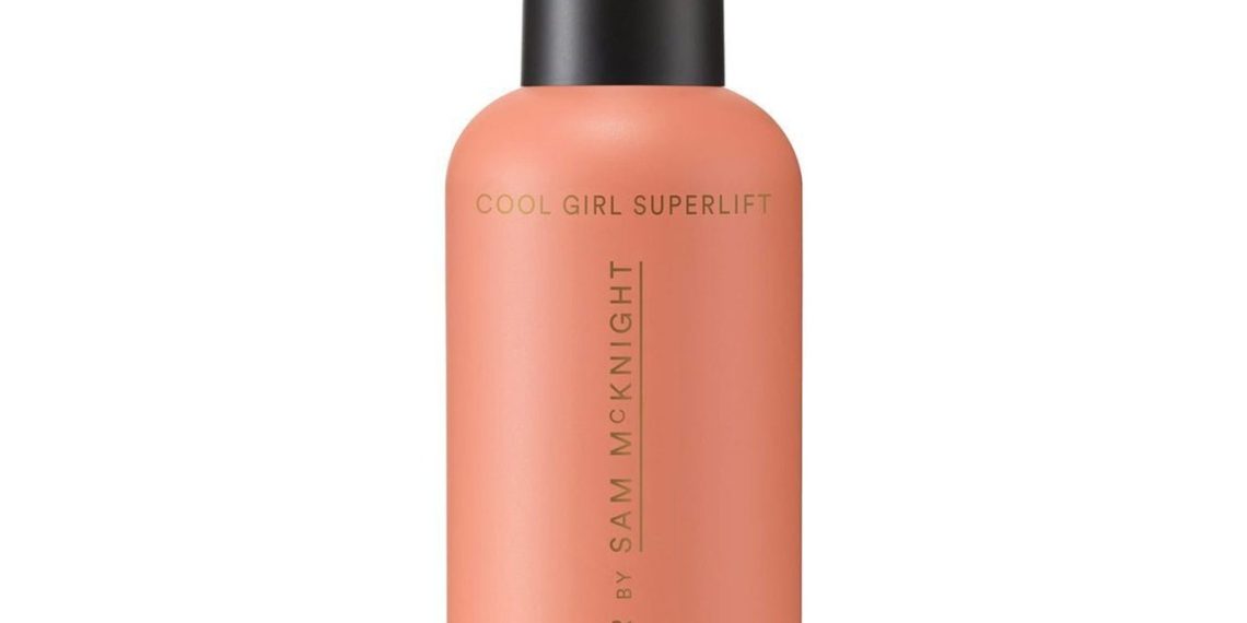 Ce spray volumateur de la gamme Cool Girl de Sam McNight promet de vous donner le punch que vos cheveux réclament.

 