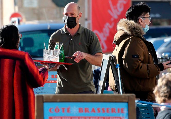 A la terrasse d'un restaurant à Saint-Jean-de-Luz (Pyrénées-Atlantiques), le 2 février 2022.