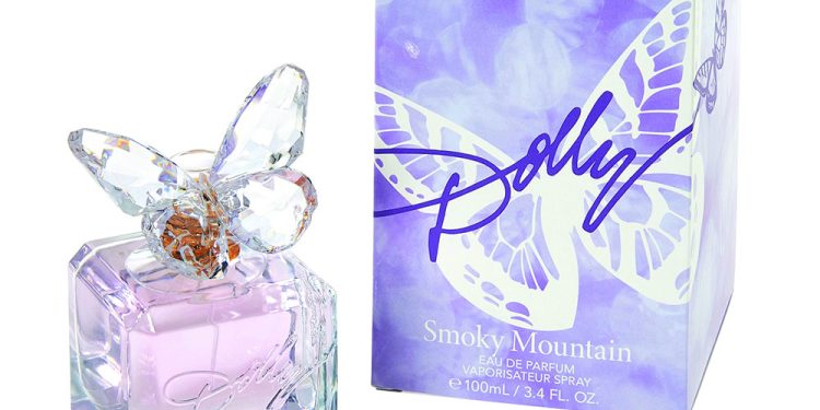 Exclusif : Dolly Parton parle de sa dernière collection de parfums et pourquoi elle est excitée de « créer une chose qui apporte de la joie aux gens »

 