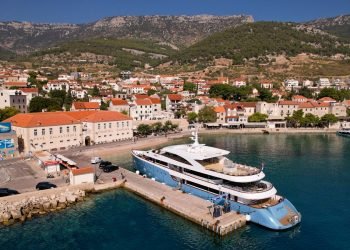 L’image peut contenir de l’eau Front de mer Transport Véhicule Yacht Bateau Bâtiment urbain Architecture et paysage urbain