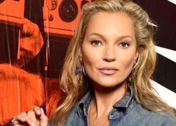 Kate Moss resplendissante dans une robe transparente, elle attire tous les regards dans les rues de New York