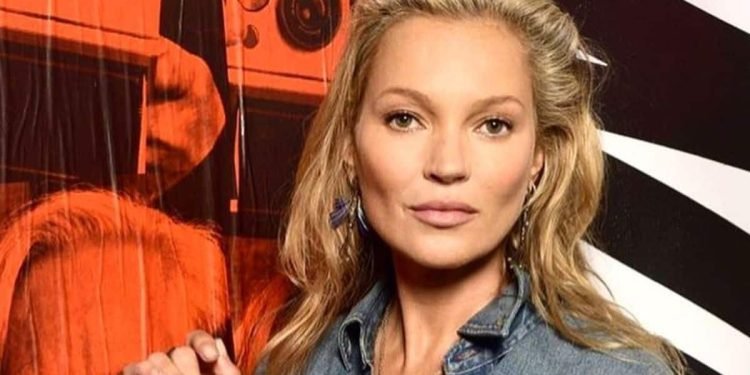 Kate Moss resplendissante dans une robe transparente, elle attire tous les regards dans les rues de New York – Thebuzzly