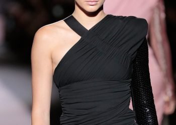 L'image peut contenir des cheveux noirs cheveux personne robe vêtements vêtements de cérémonie pour adultes Kendall Jenner et mode