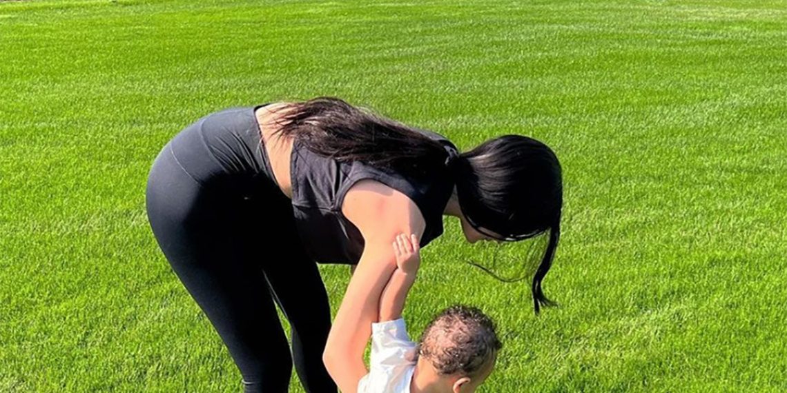 Kylie Jenner partage de superbes candids avec son fils de 9 mois qui, techniquement, s'appelle encore Wolf 