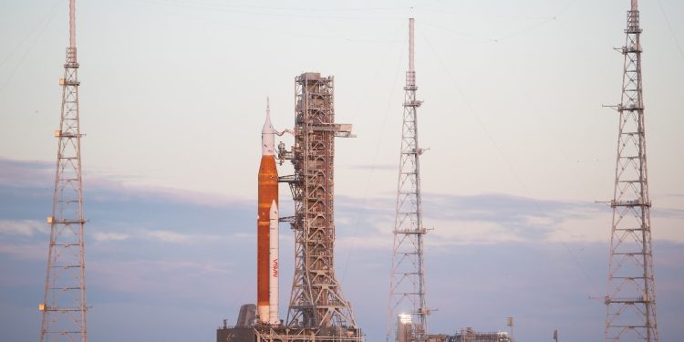 La Nasa Deploie Une Fusee Sls Sur Une Rampe De