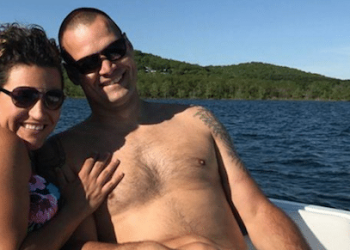 Les internautes sont choqués par un détail qui apparaît sur la photo de vacances de ce couple... Vous l'avez vu ??