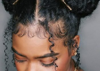 Les vrilles de cheveux sont le détail CoolGirl des années 2000 dont nous ne pouvons pas nous lasser.  Voici comment obtenir le look