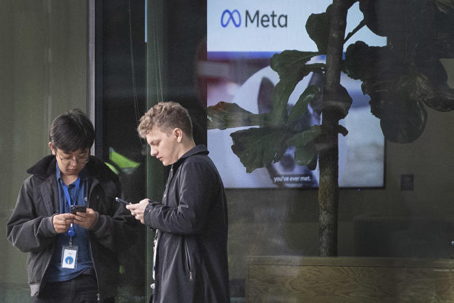 Devant les bureaux de Meta, à Londres, mercredi 9 novembre 2022.