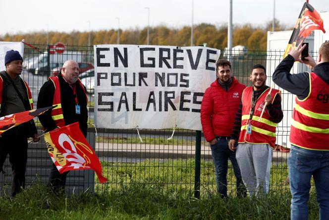 Des salariés en grève manifestent devant le centre logistique d'Amazon à Brétigny-sur-Orge, Essonne, le 25 novembre 2022.
