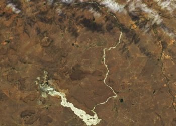 Rivière dorée de déchets toxiques de la catastrophe minière sud-africaine visible depuis l'espace