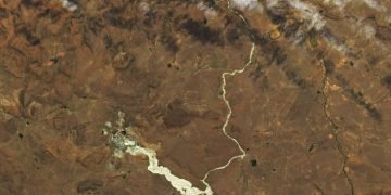 Rivière dorée de déchets toxiques de la catastrophe minière sud-africaine visible depuis l'espace