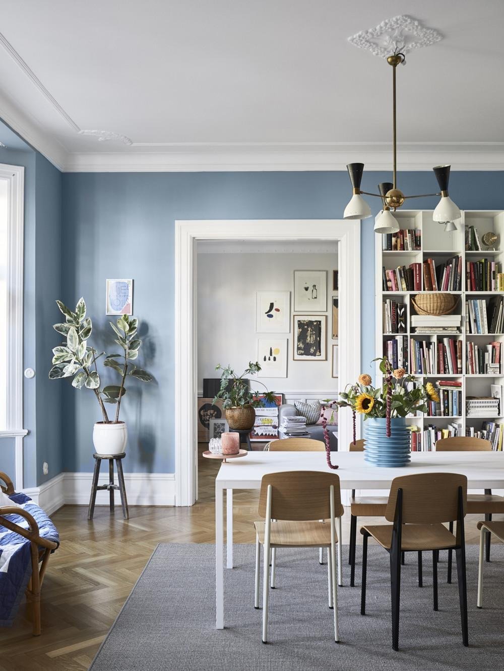 Top 5 des couleurs les plus appréciées – Thebuzzly'intérieur, Style éclectique scandinave, Tableau, Meubles, Plante, Cadre photo, Bois, Étagère