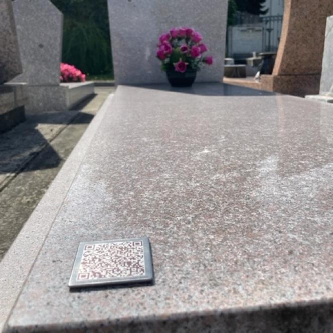 « Dans les années 2010, des QR codes ont commencé à apparaître sur les tombes » (Photo : QR code sur une pierre tombale du cimetière des Courtisols dans la Marne).