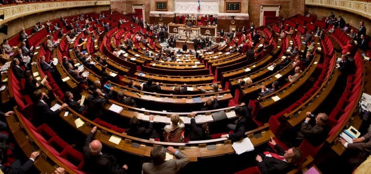 Un député s'emporte au montage, le climat est très tendu (vidéo) – Thebuzzly