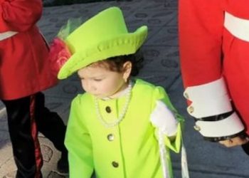 Une petite fille se déguise en Elizabeth II pour Halloween, les internautes sous le charme