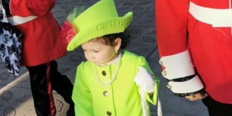 Une petite fille se déguise en Elizabeth II pour Halloween, les internautes sous le charme