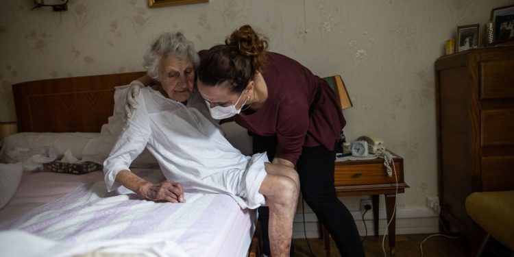 L'aide à domicile, un secteur en quête d'argent et en manque de temps