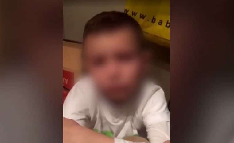 un petit garçon victime d'intimidation arrive à l'école 
