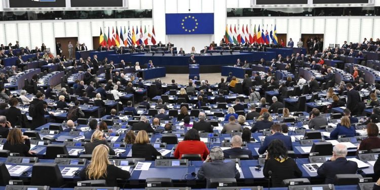 L'UE adopte enfin sa directive pour féminiser davantage les conseils d'administration – Thebuzzly