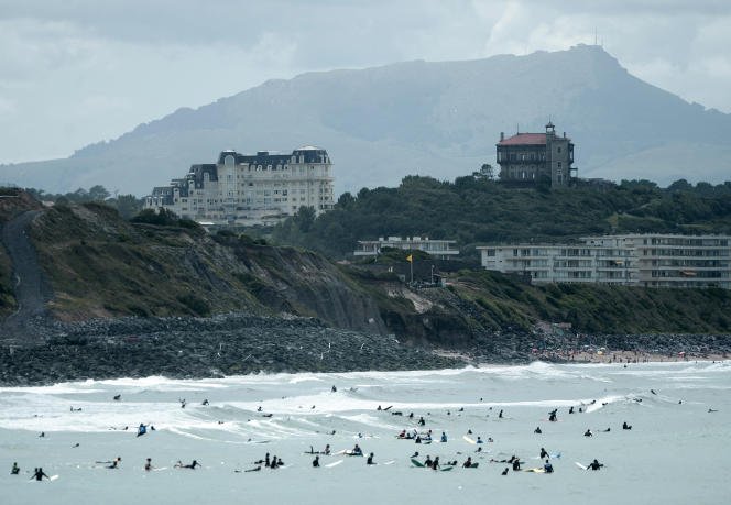 After work… surf, sur la plage de la Côte des Basques, au pied du Château d'Ilbarritz et de la Rhune, à Biarritz (Pyrénées-Atlantiques).