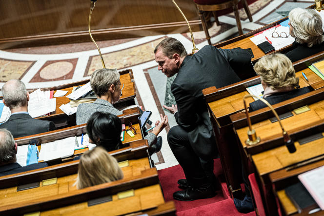 Le ministre du Travail, du Plein emploi et de l'Intégration, Olivier Dussopt, s'entretient avec la Première ministre, Elisabeth Borne, à l'Assemblée nationale, à Paris, le 3 novembre 2022.