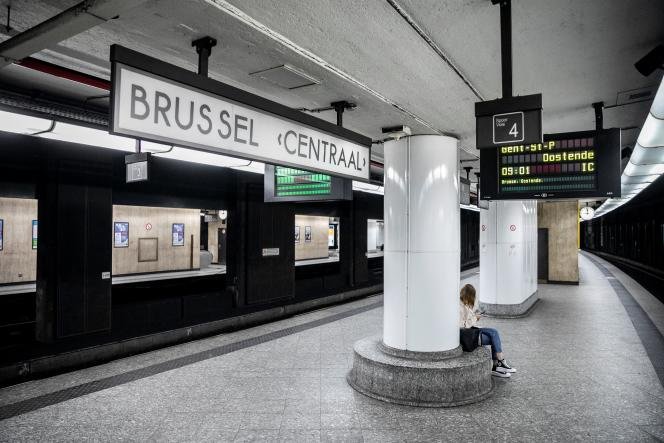 Une femme est assise sur une plate-forme lors d'une grève de 24 heures sur le réseau ferroviaire belge organisée par des syndicats mixtes, à Bruxelles, le 5 octobre 2022. 