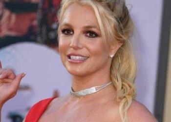 Britney Spears pose complètement nue dans sa baignoire