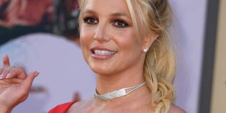 Britney Spears pose complètement nue dans sa baignoire – Thebuzzly