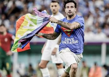 Un homme fait irruption sur la pelouse avec un drapeau arc-en-ciel (vidéo)