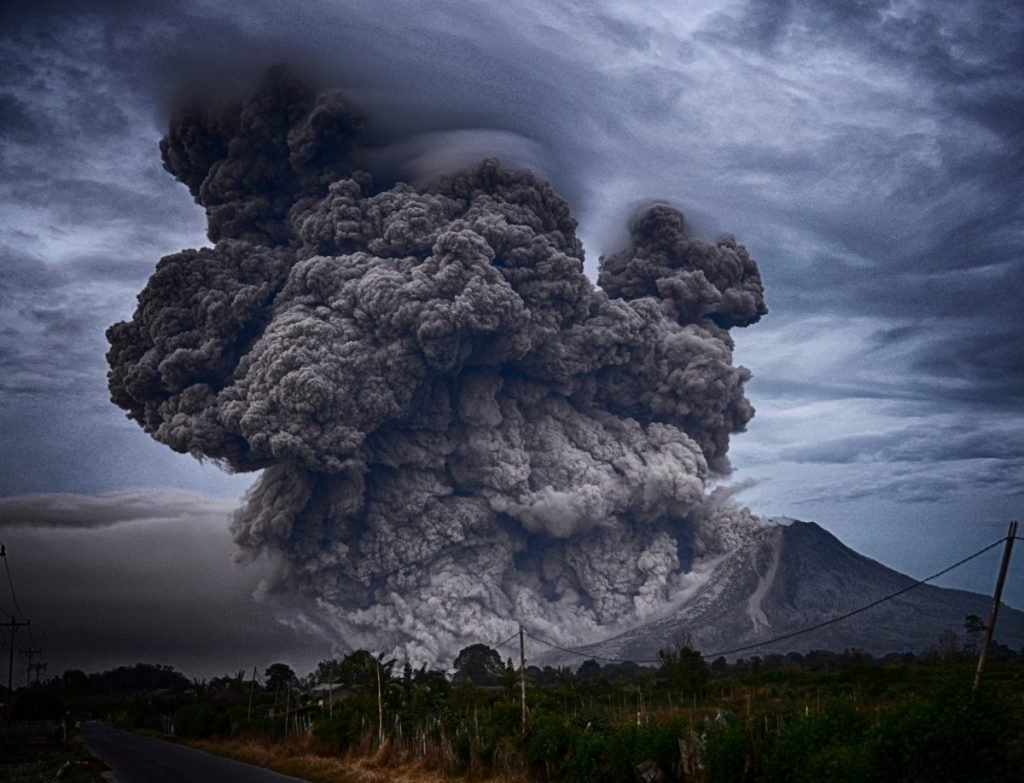 le plus grand volcan du monde entre en éruption (vidéo)
