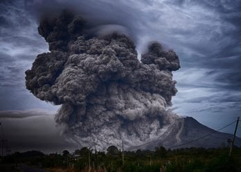 le plus grand volcan du monde entre en éruption (vidéo)