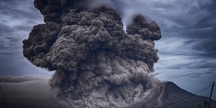 le plus grand volcan du monde entre en éruption (vidéo) – Thebuzzly