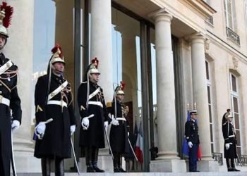 Emmanuel Macron visé par un homme