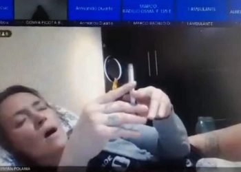 Une juge surprise en déshabillage en train de fumer sur son lit en pleine audience (vidéo)