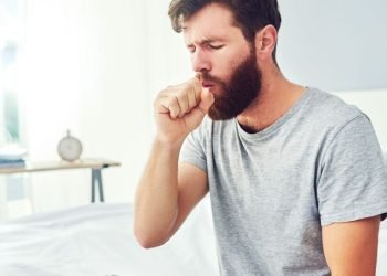 Un homme est allé chez le médecin pour une toux.  Il s'avère qu'il avait une masse de 6 pouces dans sa poitrine.