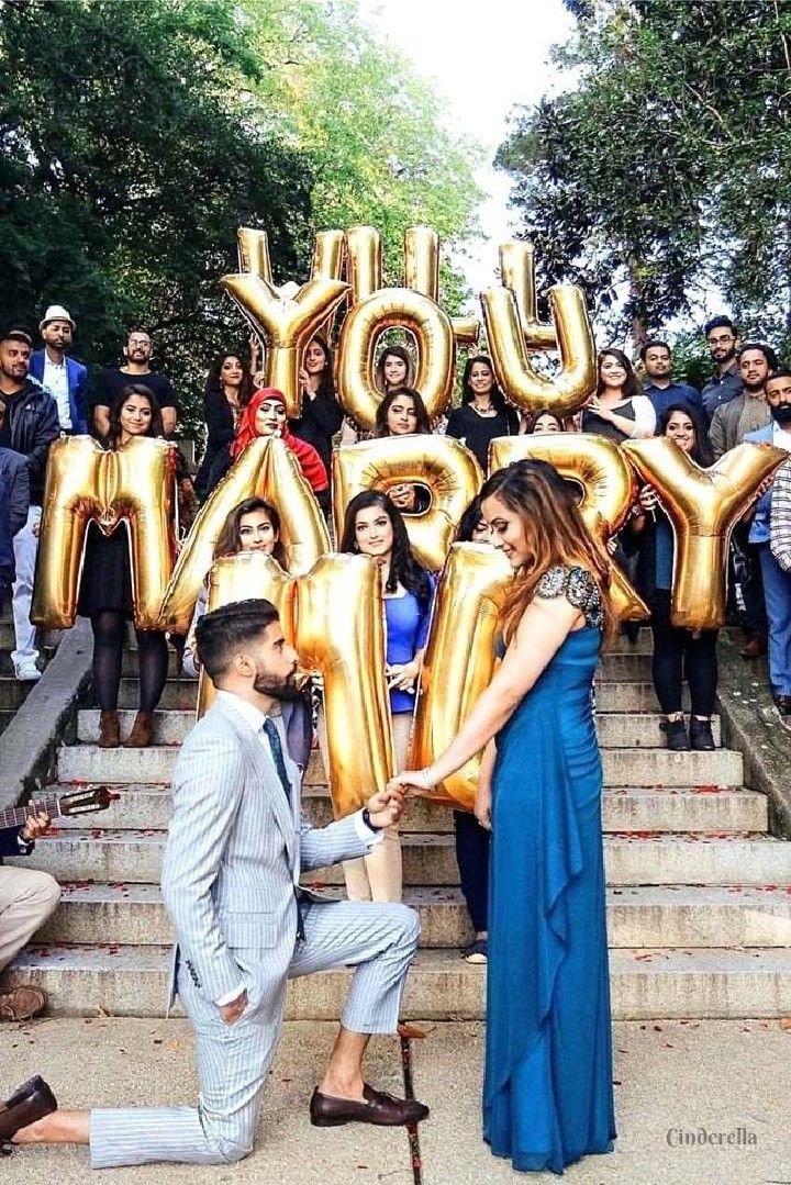 Demande en mariage avec des amis, vêtements, pantalons, temple, arbre, chapeau