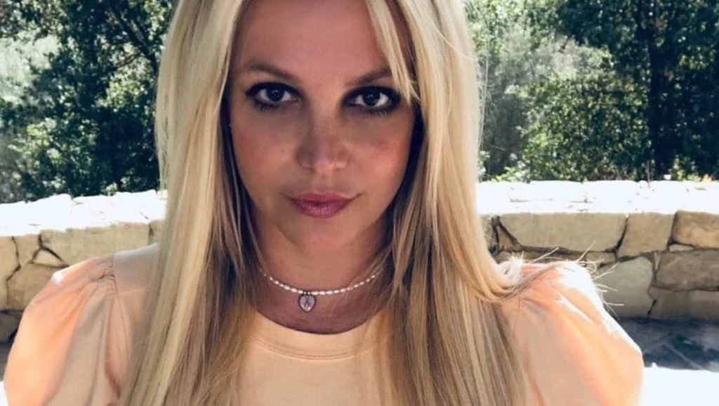 Britney Spears prend la pose seins nus sur la plage – Thebuzzly