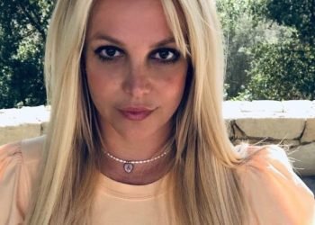britney spears pose seins nus internet