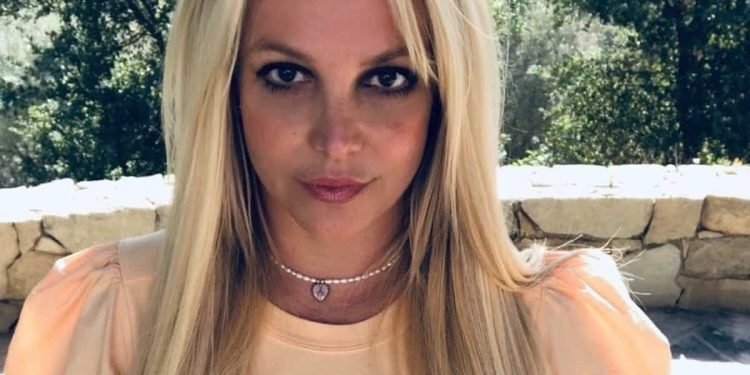 britney spears pose seins nus internet