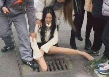 Absorbée par son téléphone au milieu de la rue, elle a passé sa jambe dans la grille d'un égout (VIDEO)
