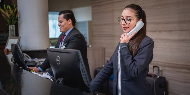 1671000795 Cette Receptionniste Dhotel Trompe Son Mari Avec Ses Invites Pendant